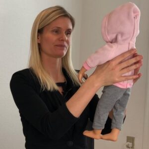 Bøvseteknik mod kolik - Løft barnet så kroppen strækkes