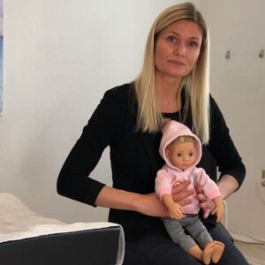 bøvseteknik til kolik - Hold under barnets bryst og bøj selv frem og tilbage